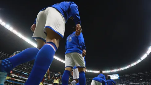 Jugadores de América y Cruz Azul salen al campo de juego