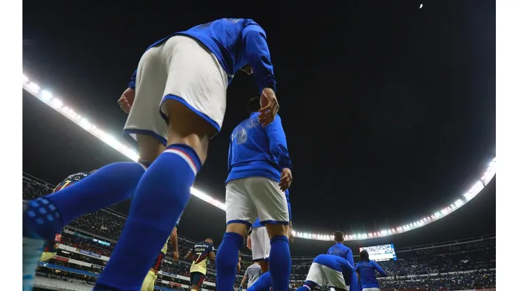 Jugadores de América y Cruz Azul salen al campo de juego