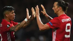 UNIDOS. Rojo e Ibrahimovic se felicitan tras un triunfo en la pasada Europa League (Foto: Getty).