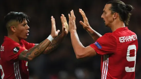 UNIDOS. Rojo e Ibrahimovic se felicitan tras un triunfo en la pasada Europa League (Foto: Getty).