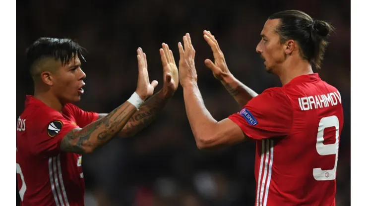 UNIDOS. Rojo e Ibrahimovic se felicitan tras un triunfo en la pasada Europa League (Foto: Getty).
