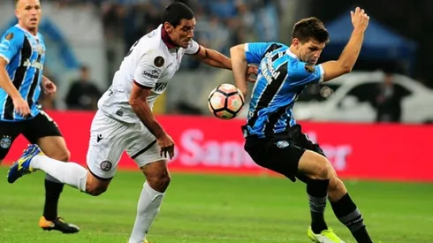 DUELO ARGENTINO. Sand busca ganarle la posesión a Kannemann en la primera final.