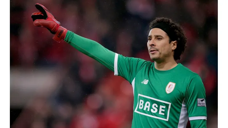 HÉROE. Ochoa atajó un penal en la victoria de Standard Lieja.