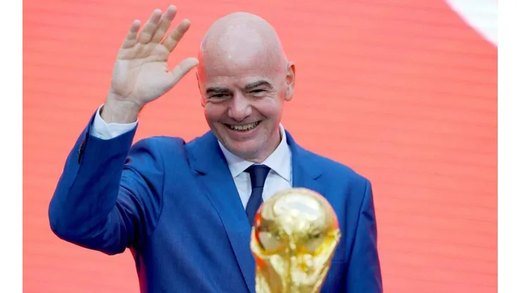 Gianni Infantino con la Copa del Mundo