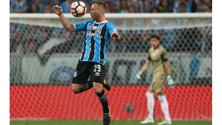 Arthur en un partido de Gremio.