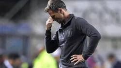 Cocca, último DT campeón con Racing, se lamenta tras la derrota con Independiente.