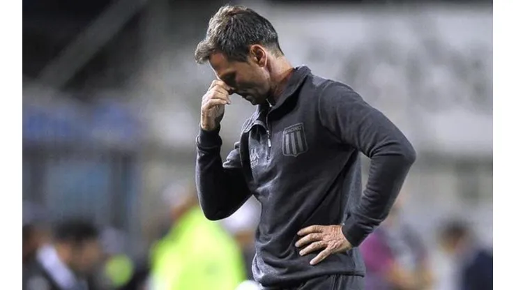Cocca, último DT campeón con Racing, se lamenta tras la derrota con Independiente.