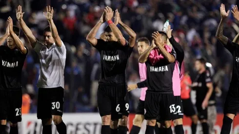 A LA FINAL. Todo el plantel celebra junto a su hinchada el triunfo ante River.