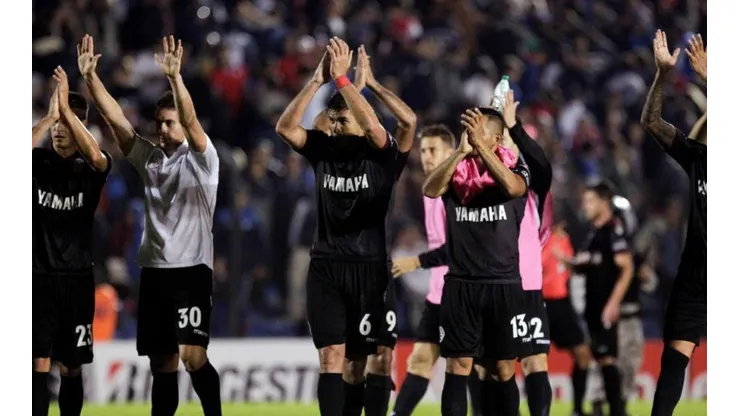 A LA FINAL. Todo el plantel celebra junto a su hinchada el triunfo ante River.