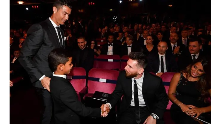 THE BEST. Cristiano y Messi comparten escenario en la última edición de la premación de FIFA.