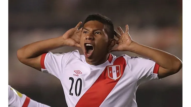 Edison Flores, celebrando uno de sus goles con la Bicolor.
