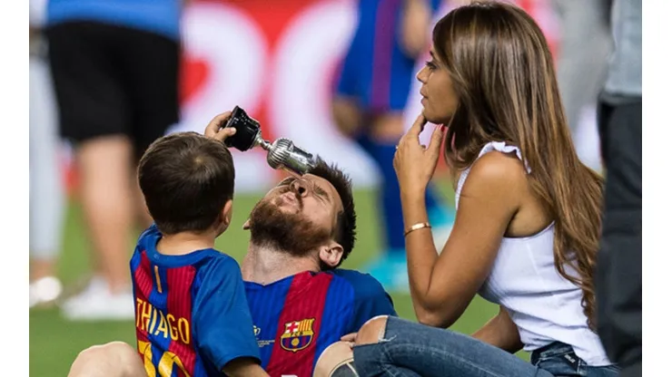 Messi y Thiago juegan junto a Antonella tras ganar la Supercopa en mayo