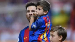 CON "LEO MESSI". Messi y Thiago en medio de las celebraciones de la última Copa del Rey.