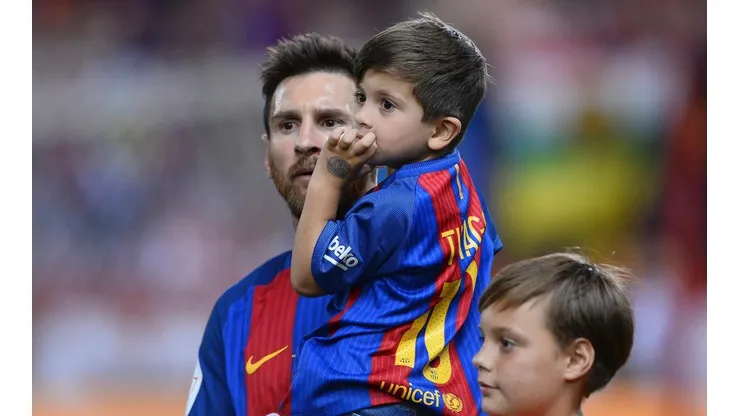 CON "LEO MESSI". Messi y Thiago en medio de las celebraciones de la última Copa del Rey.