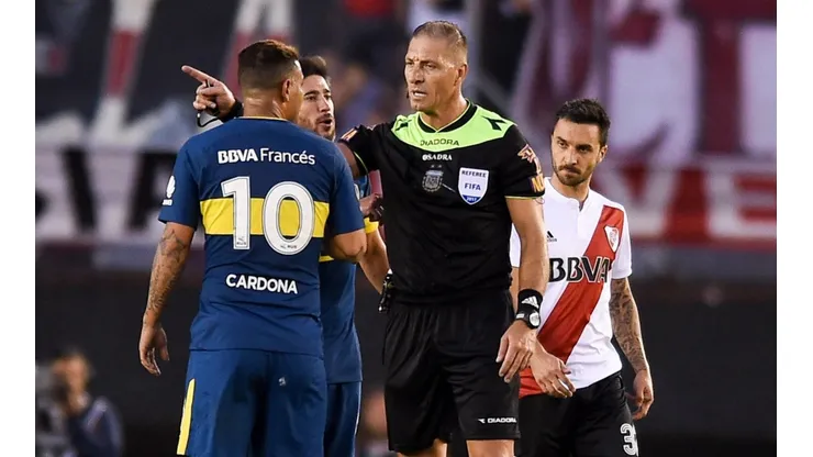 AFUERA. Pitana le enseña la salida a Cardona en medio del Superclásico.