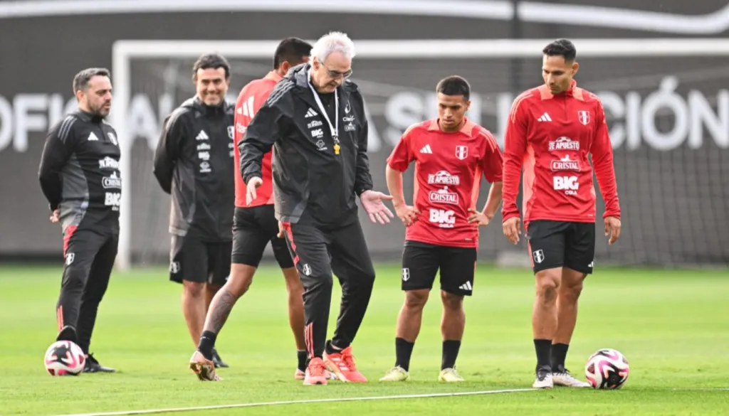 Jorge Fossat, DT de Perú. Foto: IMAGO