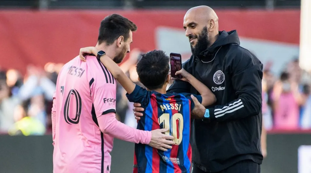 Messi y un hincha en el partido Toronto FC vs Inter Miami. (Foto: Imago)