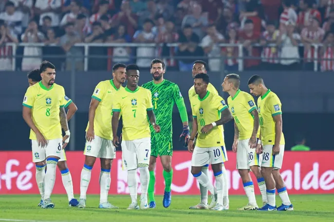 Vinicius Jr. y Alisson Becker en el partido contra Paraguay. (Foto: IMAGO).