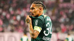 Paolo Guerrero festejando un gol con Alianza Lima.
