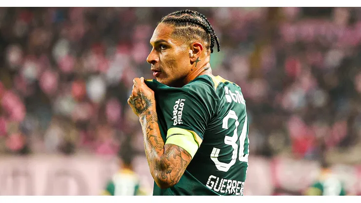 Paolo Guerrero festejando un gol con Alianza Lima.