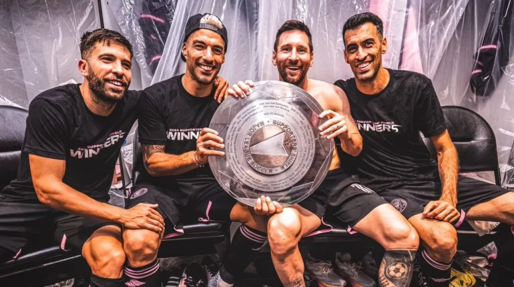 Alba, Suárez, Messi y Busquets con el Supporters’ Shield. (Foto: X / @LuisSuarez9)