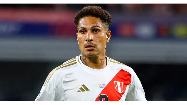 Paolo Guerrero jugando para la Selección Peruana.