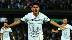 Piero Quispe festejando un gol con Pumas de México.