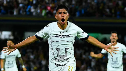 Piero Quispe festejando un gol con Pumas de México.