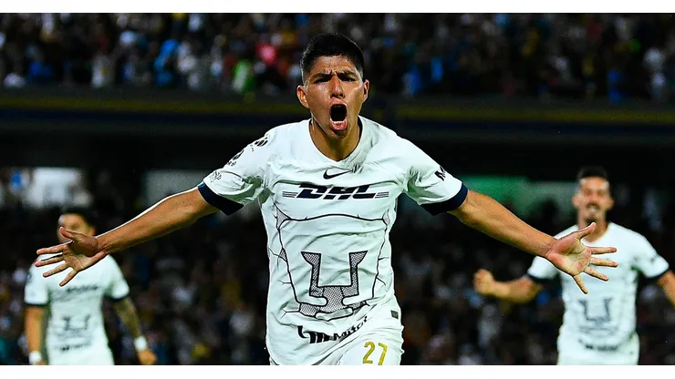 Piero Quispe festejando un gol con Pumas de México.