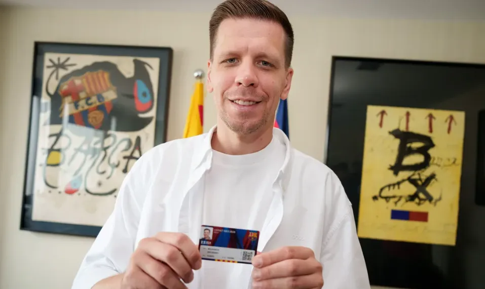 Wojciech Szczęsny mostró su nuevo carnet como socio del FC Barcelona.