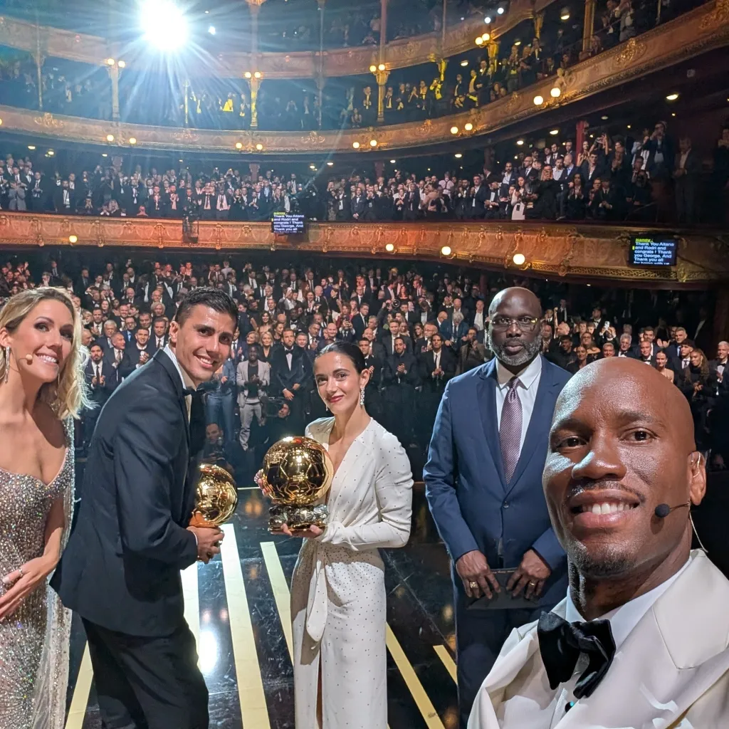 Rodri Hernández junto a la Balón de Oro femenina Aitana Bonmatí.