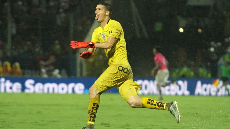 Jorge Pinos se va a jugar al extranjero