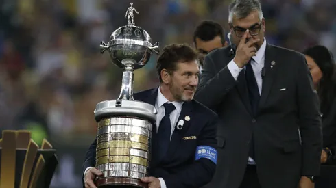 Alejandro Domínguez, presidente de CONMEBOL, con el trofeo de la Libertadores.