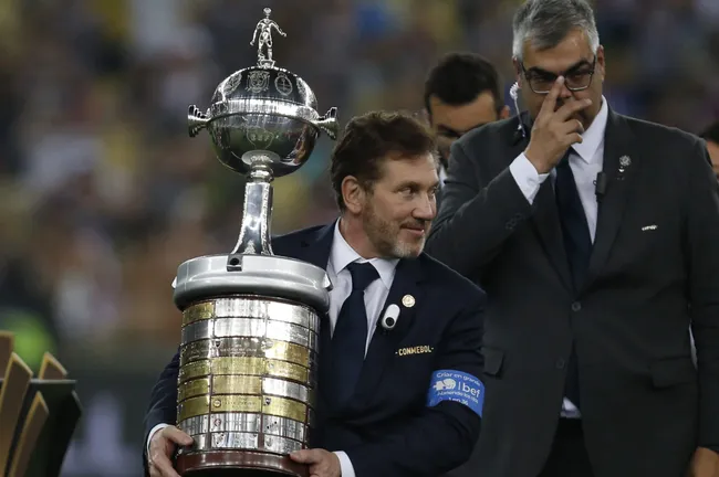 Alejandro Domínguez, presidente de CONMEBOL, junto al trofeo (Getty)