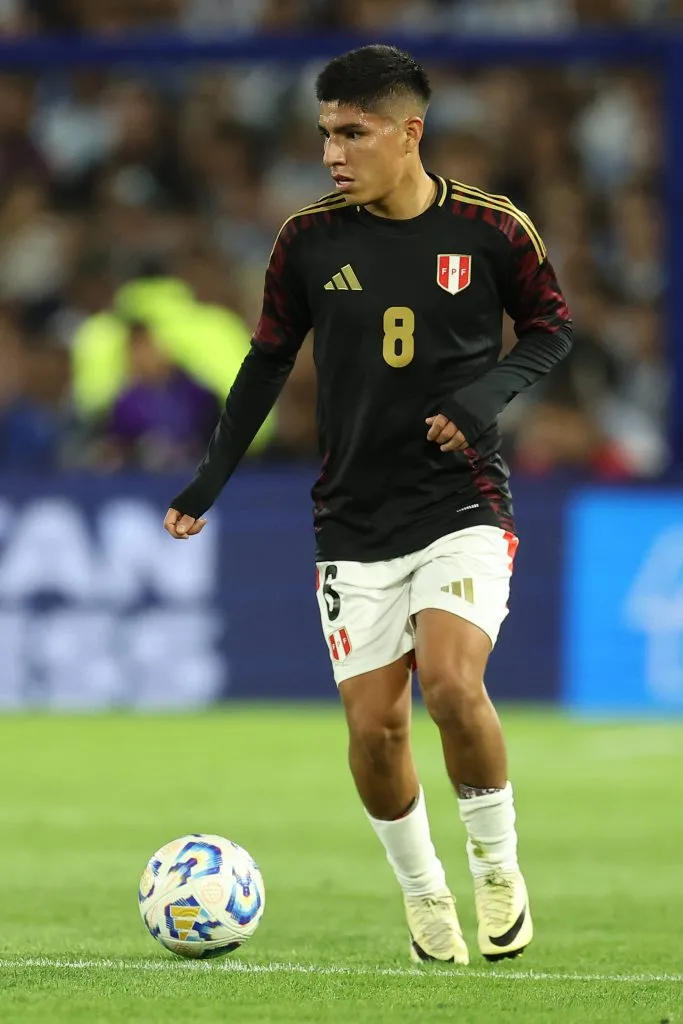 Piero Quispe jugando contra Argentina. (Foto: IMAGO).