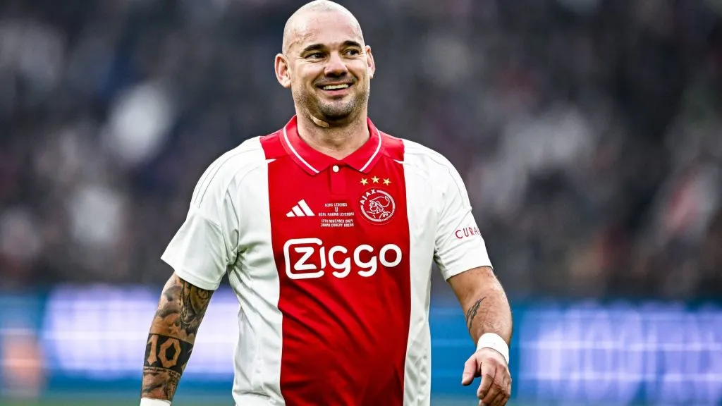 El neerlandés sigue jugando amistosamente, aún con sus kilos de más (Imago)