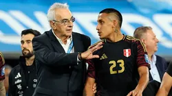 Jorge Fossati y Alex Valera, técnico y jugador de Perú.