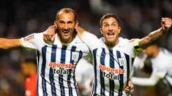 Hernán Barcos y Adrián Arregui jugando para Alianza Lima.