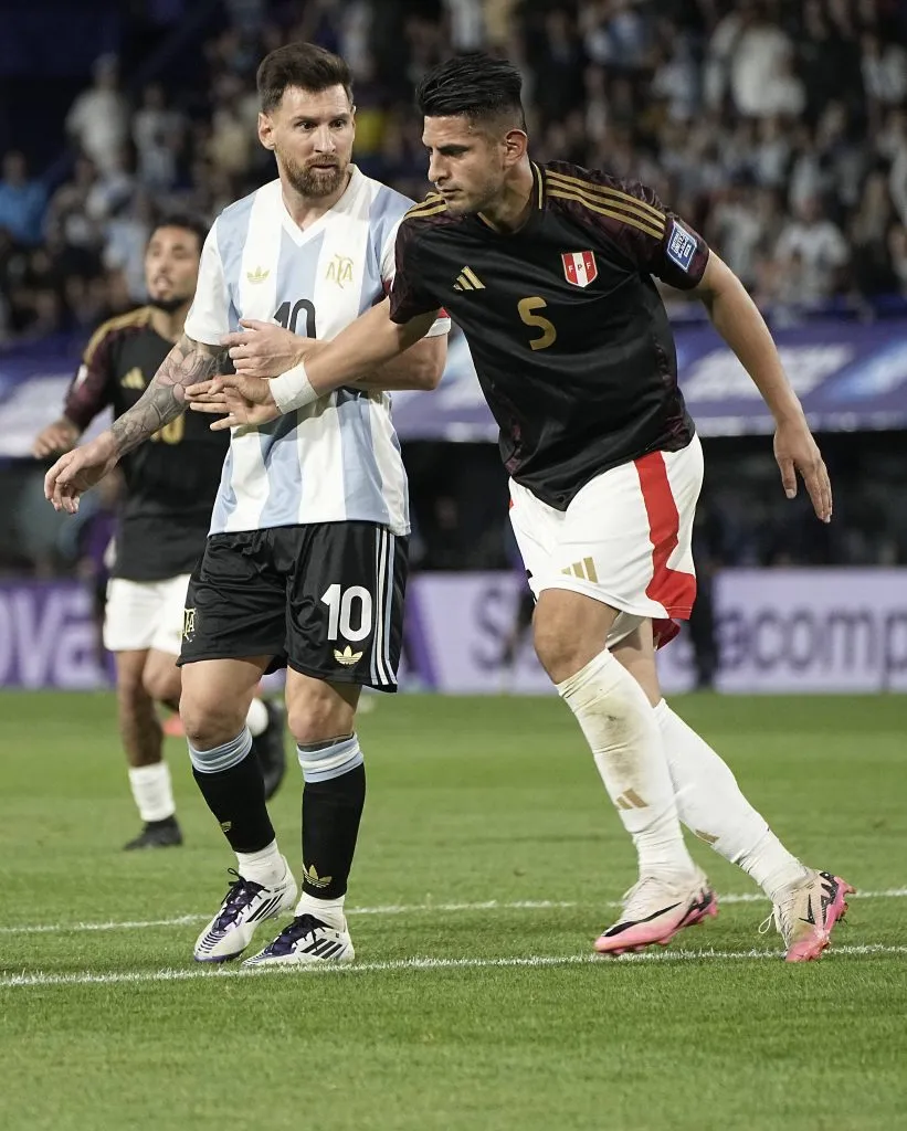 Carlos Zambrano jugando contra Argentina. (Foto: IMAGO).