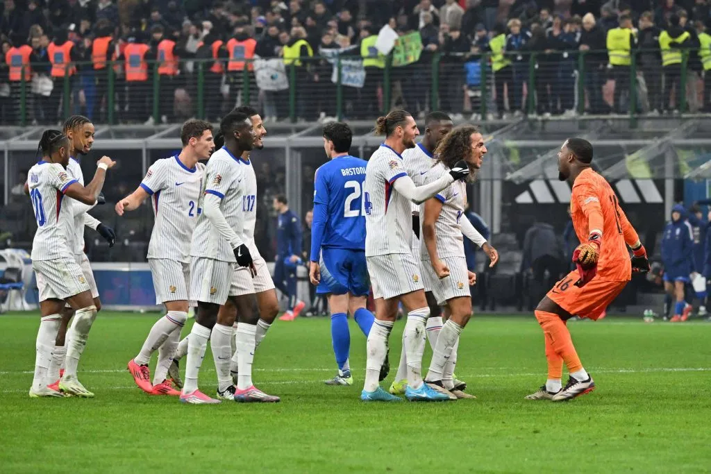 La celebración de los jugadores de la Selección de Francia tras derrotar a Italia en San Siro.