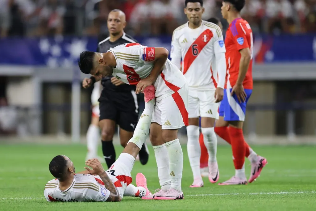 Alexander Callens lesionado contra Chile. (Foto: Getty).