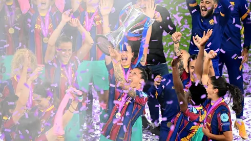 Jenni Hermoso con la Copa. Chelsea FC v FC Barcelona - UEFA Women