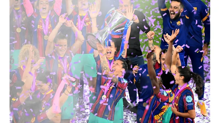 Jenni Hermoso con la Copa. Chelsea FC v FC Barcelona - UEFA Women