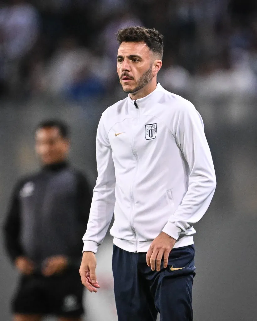 Soso dirigiendo a Alianza. (Foto: IMAGO)