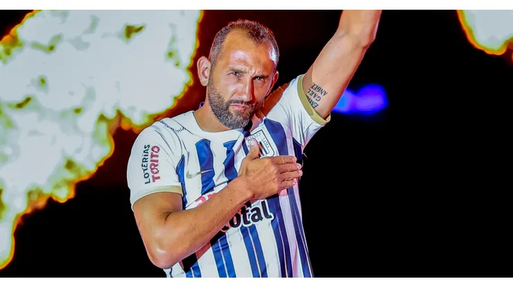 Alianza Lima confirmó que Hernán Barcos seguirá para el 2025.