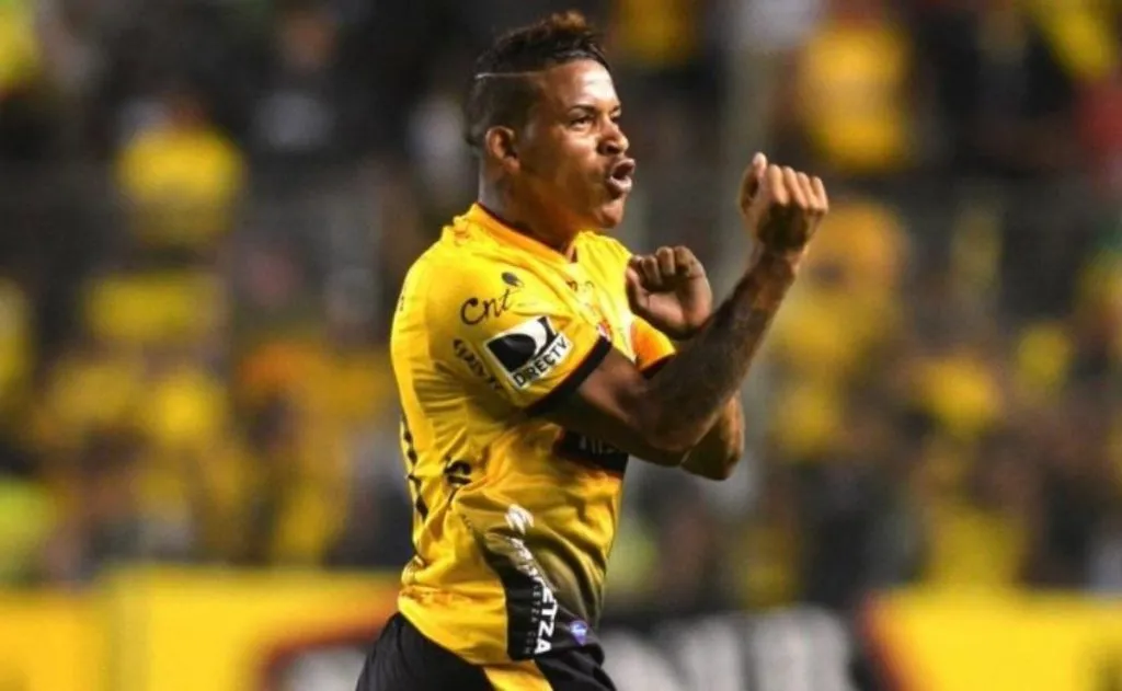 Michael Arroyo jugando para Barcelona Sporting Club.