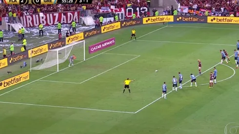 El VAR no llegó al Maracaná y Gabigol puso el 3 a 0 de Flamengo gracias a un penal inventado
