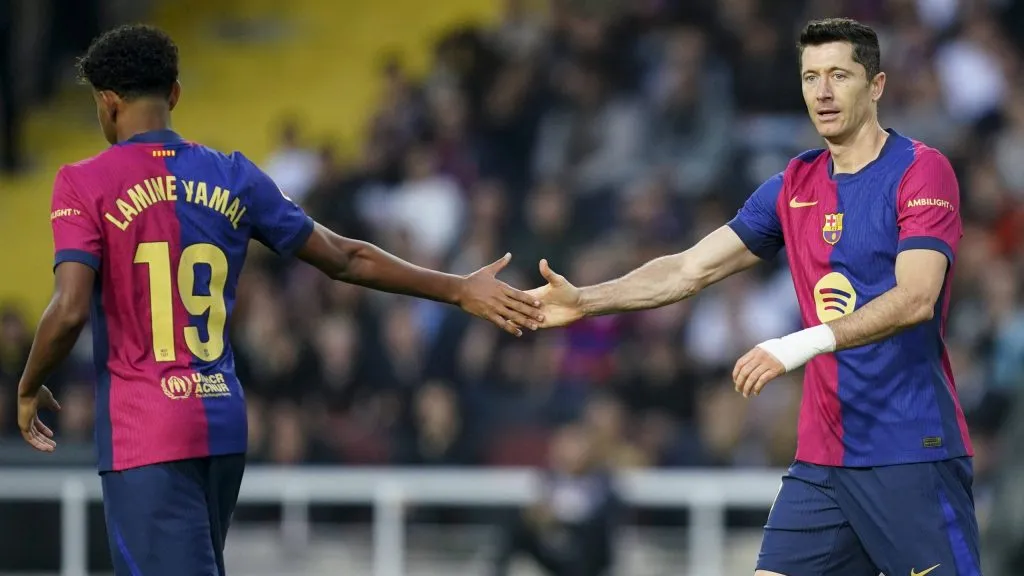 Lamine Yamal y Robert Lewandowski son bajas en el Barcelona de Hansi Flick por diferentes molestias musculares.