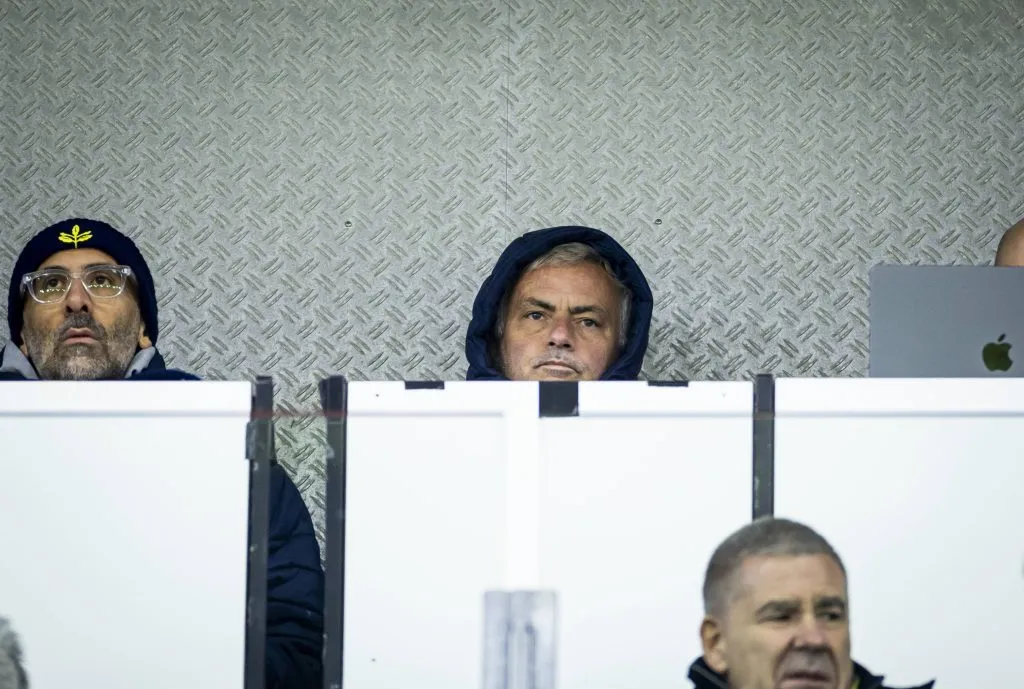 José Mourinho, siguiendo el partido del Fenerbahce lejos del banco de suplentes.