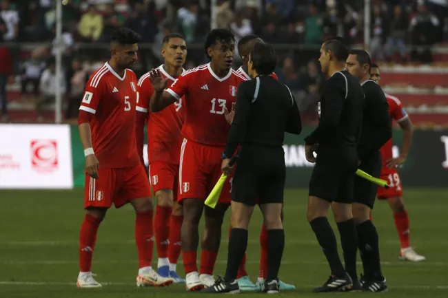 Renato Tapia jugando en la Selección Peruana. (Foto: Getty).